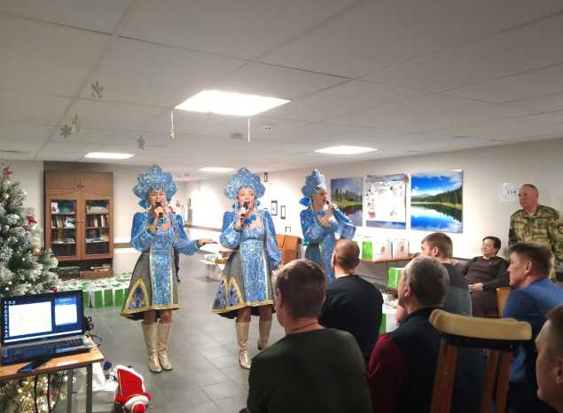 Солистки ансамбля «Злато-Серебро» выступили с праздничным концертом в госпитале